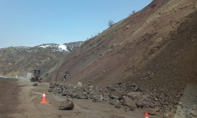 Tunceli'de Kaya Parçalari Kara Yoluna Düstü