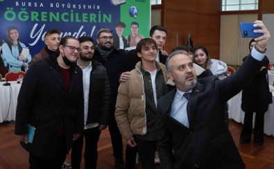 Üniversiteliler Burslarina Kavusuyor