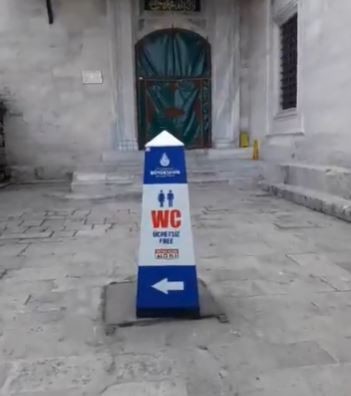 CHP'li İBB'den büyük skandal! Cami kapısına 'Ücretsiz WC' sütunu koydu