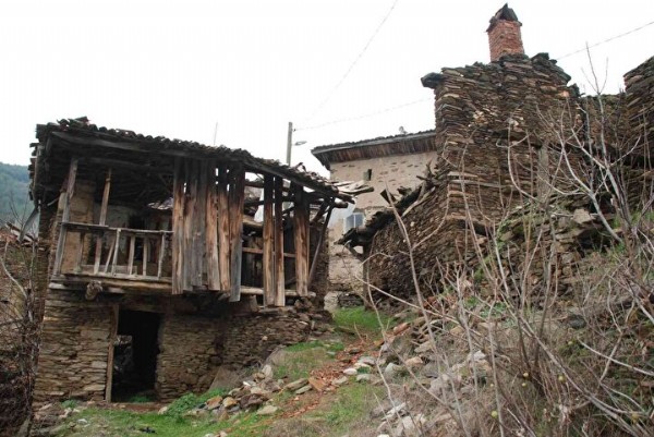 Türkiye'nin hayalet köyü Lübbey! Youtuber'larla başı dertte...