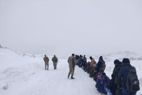 'Dur' Ihtarina Uymayan Minibüslerde 125 Göçmen Yakalandi