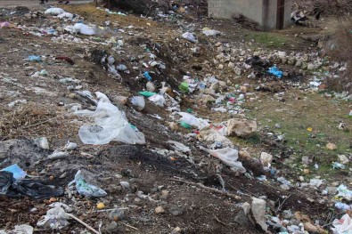 Ilçe Belediyesi Köydeki Çöpleri Toplamak Için 'Davetiye' Bekliyor