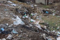 Ilçe Belediyesi Köydeki Çöpleri Toplamak Için 'Davetiye' Bekliyor Haberi