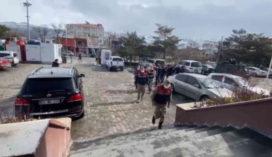 Muradiye'de Göçmen Kaçakçiligi Yapan 5 Kisi Tutuklandi