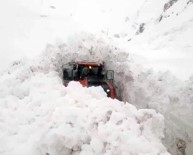 Yüksekova'daki Doski Vadisi'nde Kardan 5 Metrelik Tüneller Olustu