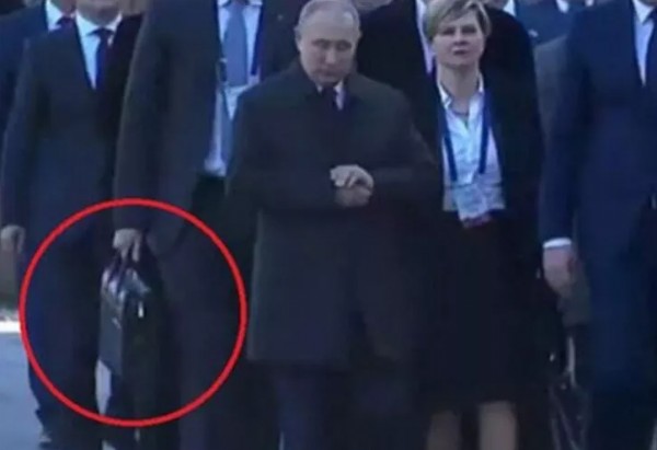 Putin'in nükleer silah açıklaması şok etkisi yarattı! Dikkat çeken çanta detayı...