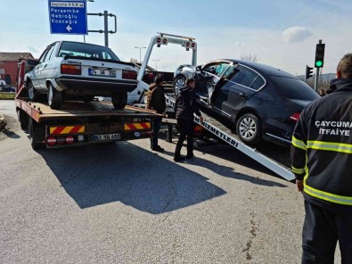 Iki Otomobil Kavsakta Çarpisti Açiklamasi 5 Yarali