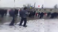 Luhanks Bölgesi'nde Rus askerlerinden kendilerini protesto eden sivillere ateş