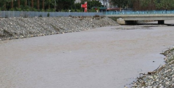 Dikkat çeken görüntü: Deniz ikiye bölündü!