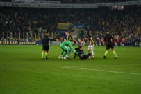 Hakem bitirdi Fenerbahçe gol attı: Derbide hakeme saldırı girişimi
