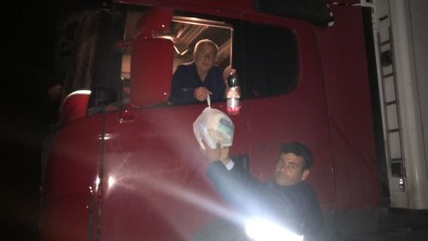 Türkiye'nin Odessa Baskonsoloslugu'ndan, Ukrayna'da Mahsur Kalan Türk Tir Soförlerine Gida Yardimi