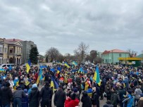 Ukraynalilar, Herson'da Rus Ordusunu Protesto Etti