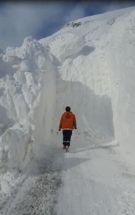 Van-Bahçesaray Karayoluna Çig Düstü, Kar Kalinligi 10 Metreyi Buldu