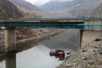 Viraji Alamayan Tir Köprüden Nehre Düstü, Sürücü Baraj Sulari Kapatilinca Bulundu Haberi
