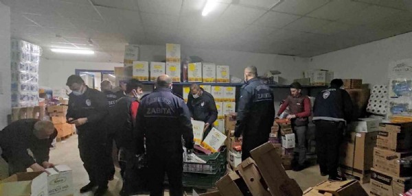 Raftan kaldırıp depoya saklamışlar: Diyarbakır’da yağ stoklayan marketlere belediyeden gece baskını!