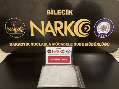 Bilecik'te Süpheli Sahsin Üzerinde 250 Gram Uyusturucu Madde Ele Geçirildi