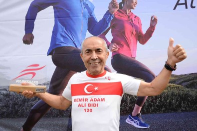'Demir Adam' 21 Kilometre Kosup 21 Gencin Egitim Bursu Kazanmasini Sagladi