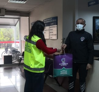 Hastanede Yalniz Kalan Yasli Adamin Imdadina Belediye Yetisti