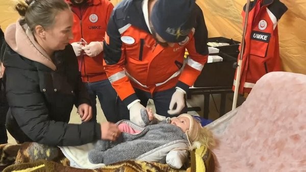 Savaştan kaçan 7 aylık Asia Romanya Siret Sınır Kapısı'nda UMKE ekipleri tarafından tedavi edildi!
