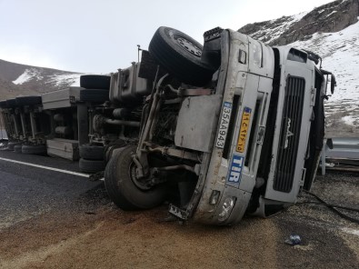Tercan'da Tir Devrildi Açiklamasi 1 Yarali