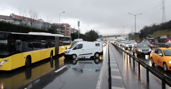 Bir aracın duraktaki otobüse çarpması sonucu TEM otoyolu kitlendi!