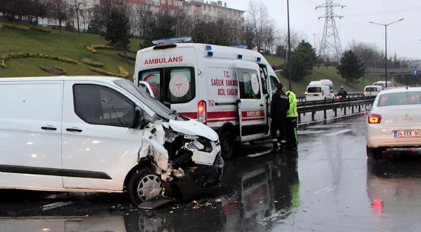 Bir aracın duraktaki otobüse çarpması sonucu TEM otoyolu kitlendi!