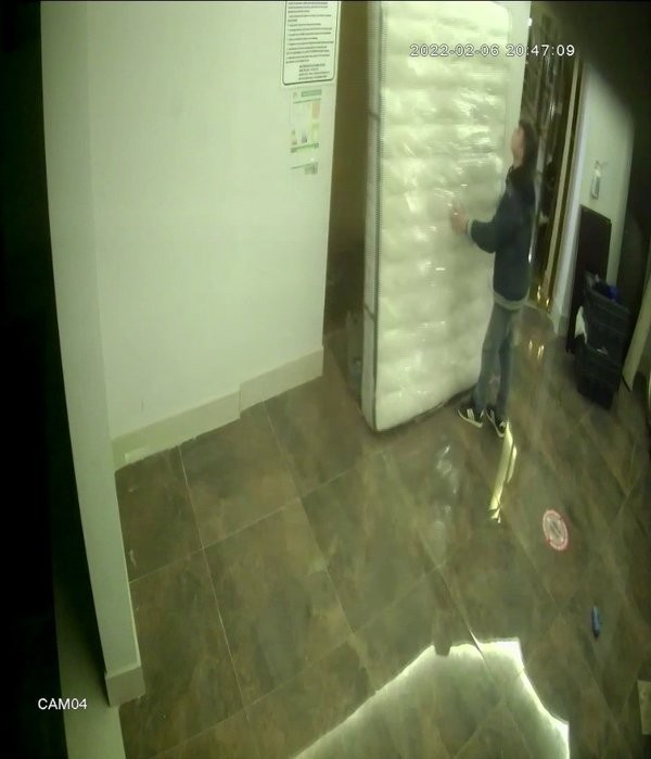 Koronavirüs yalanıyla 1 aylık kocasını dolandırdı!