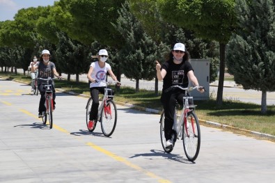 ASÜ Ögrencileri Bisikletlerle Dünyanin Etrafini 5 Kez Turladi