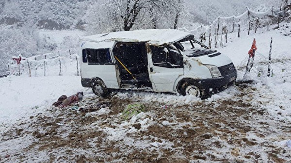 Öğrenci servisi devrildi: Ölü ve yararlılar var!