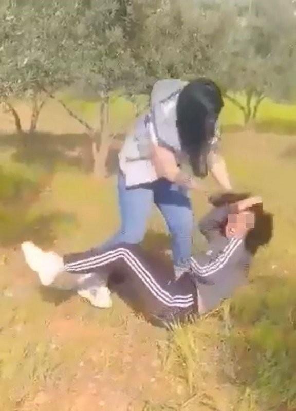 Sevgilisiyle görüştüğünü öğrendiği genç kızı tekme tokat dövdü!