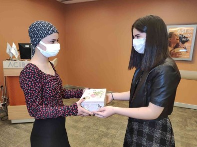 3 Yil Uzattigi Saçlarini Peruk Yaptirip, Kanser Hastasi Genç Kiza Hediye Etti