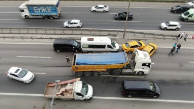 Atasehir TEM'de 5 Araç Birbirine Girdi, Kilometrelerce Kuyruk Olustu