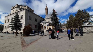 Kars'ta Ramazan Öncesi Harakani Türbesi Doldu Tasti