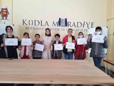 'Kodla Muradiye' Projesini Tamamlayan Ögrencilere Belgeleri Verildi