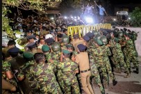 Sri Lanka'da Protestocular Devlet Baskani Rajapaksa'nin Konutuna Saldirdi