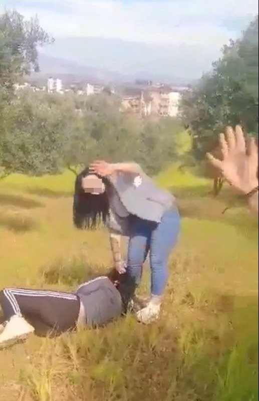 Sevgilisiyle görüştüğünü öğrendiği genç kızı tekme tokat dövdü!