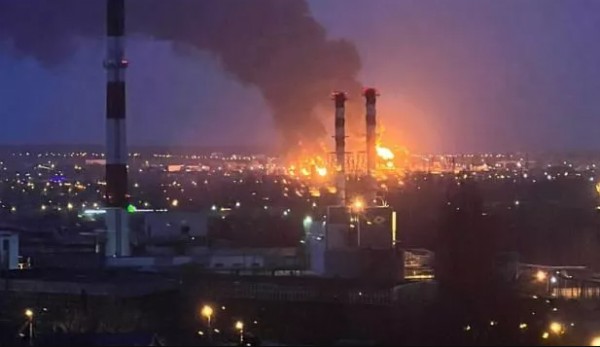 Ukrayna Rus topraklarındaki petrol rafinerisini vurdu!