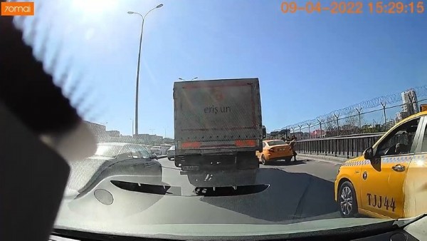 İstanbul’da taksici yolcuyu düşürdü!