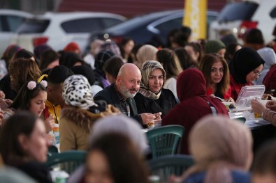 Baskan Çolakbayrakdar Iftarda Gençlerle Bulusuyor