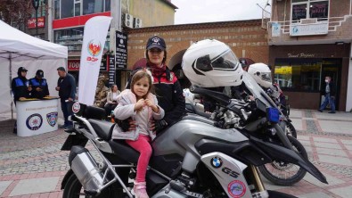 Edirne'de Polis Ekipleri Vatandaslara Hem Hediye Dagitti, Hem Brosürle Bilgilendirdi