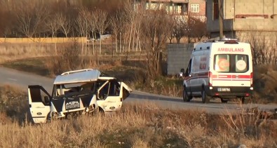 Bitlis'te Göçmenleri Tasiyan Minibüs Takla Atti Açiklamasi 4 Ölü, 25 Yarali