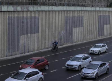 CHP'li İBB söktüğü dikey bahçelerin yerine 'gri duvarlar' bıraktı!