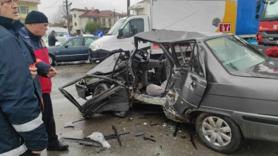 D-650'De Kamyonet Ile Otomobil Çarpisti Açiklamasi 2 Yarali