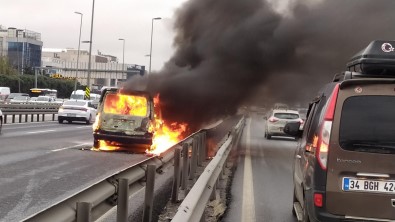 E-5'Te Seyir Halinde Yanan Araç Küle Döndü