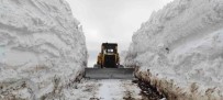 Sirnak'ta Kar Kalinligi Nisan Ayinda 5 Metreyi Buldu