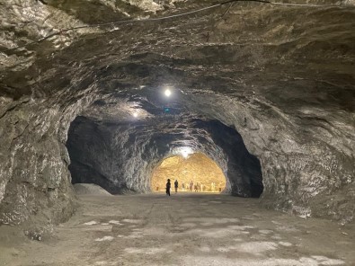 Üniversite Ögrencileri, Yerin 150 Metre Altindaki Tuz Magarasini Kesfetti