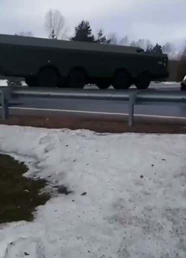 Savaş başka yere mi taşınıyor? Videoda dikkat çeken ayrıntı: Rus konvoyu başka bir ülkeye ilerliyor