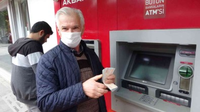 ATM'de Para Çekmek Isterken Buldugu 3 Bin 400 TL'yi Karakolda Sahibine Teslim Etti