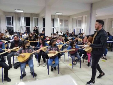 Bu Ilçede 10 Yasindan 50 Yasina Kadar Herkes Baglama Çalmayi Ögreniyor