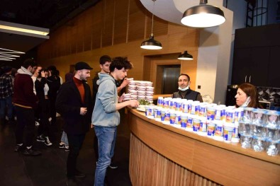 Ders Çalismak Ögrencilerden Iftar Ve Sahur Belediyeden